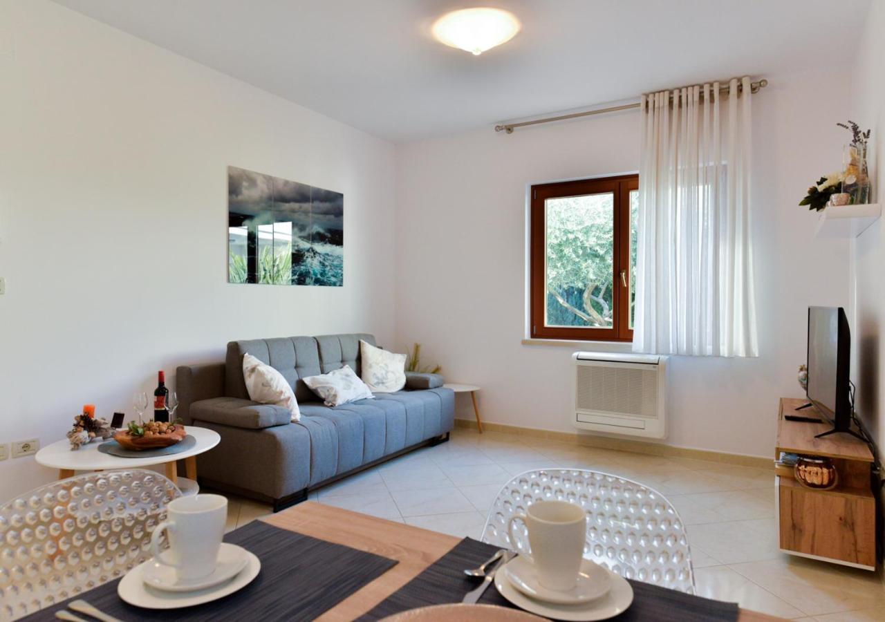 Leona Apartament *