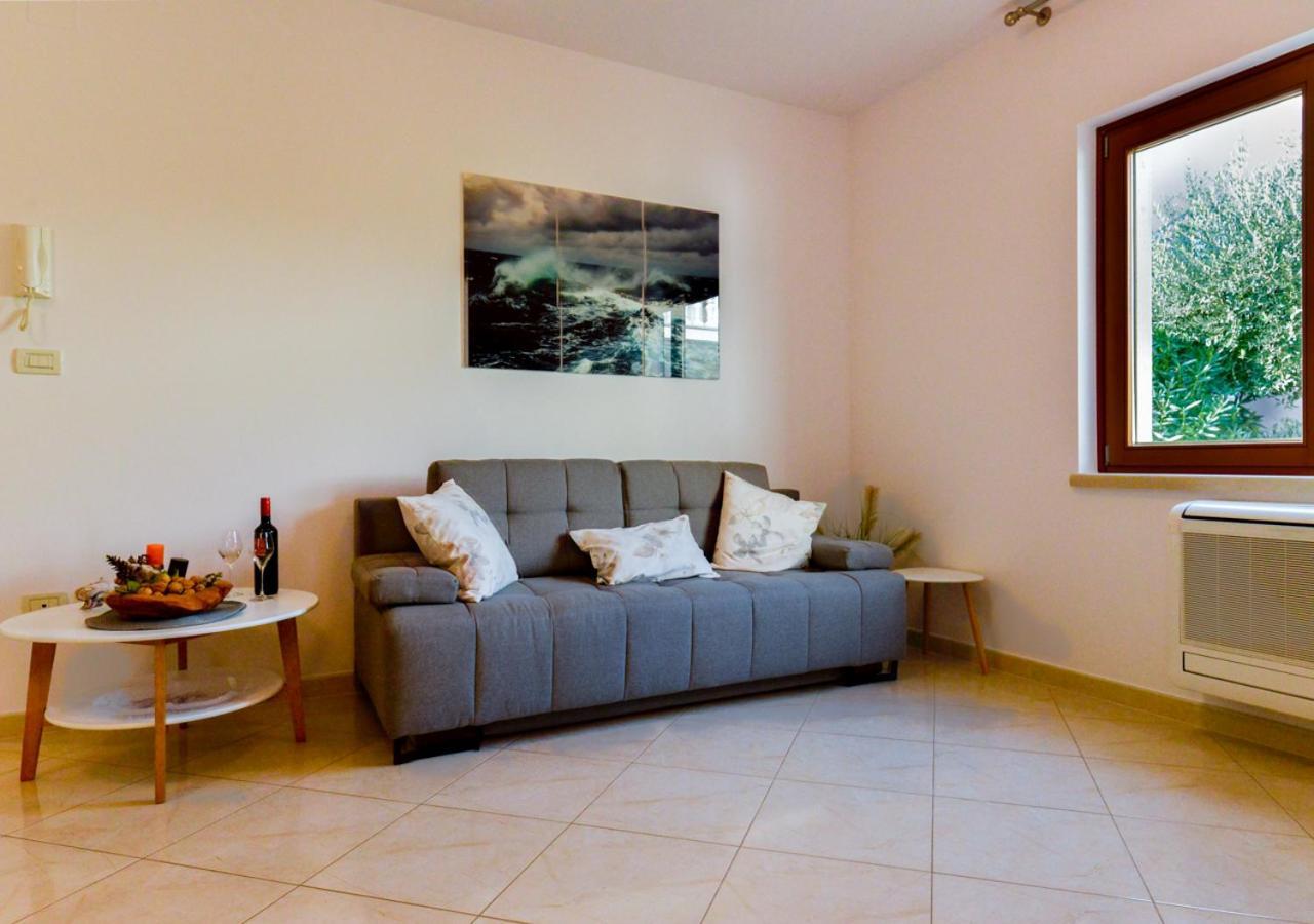 Leona Apartament *