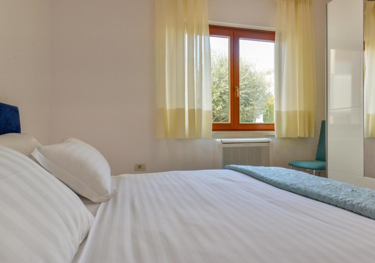 Leona Apartment *