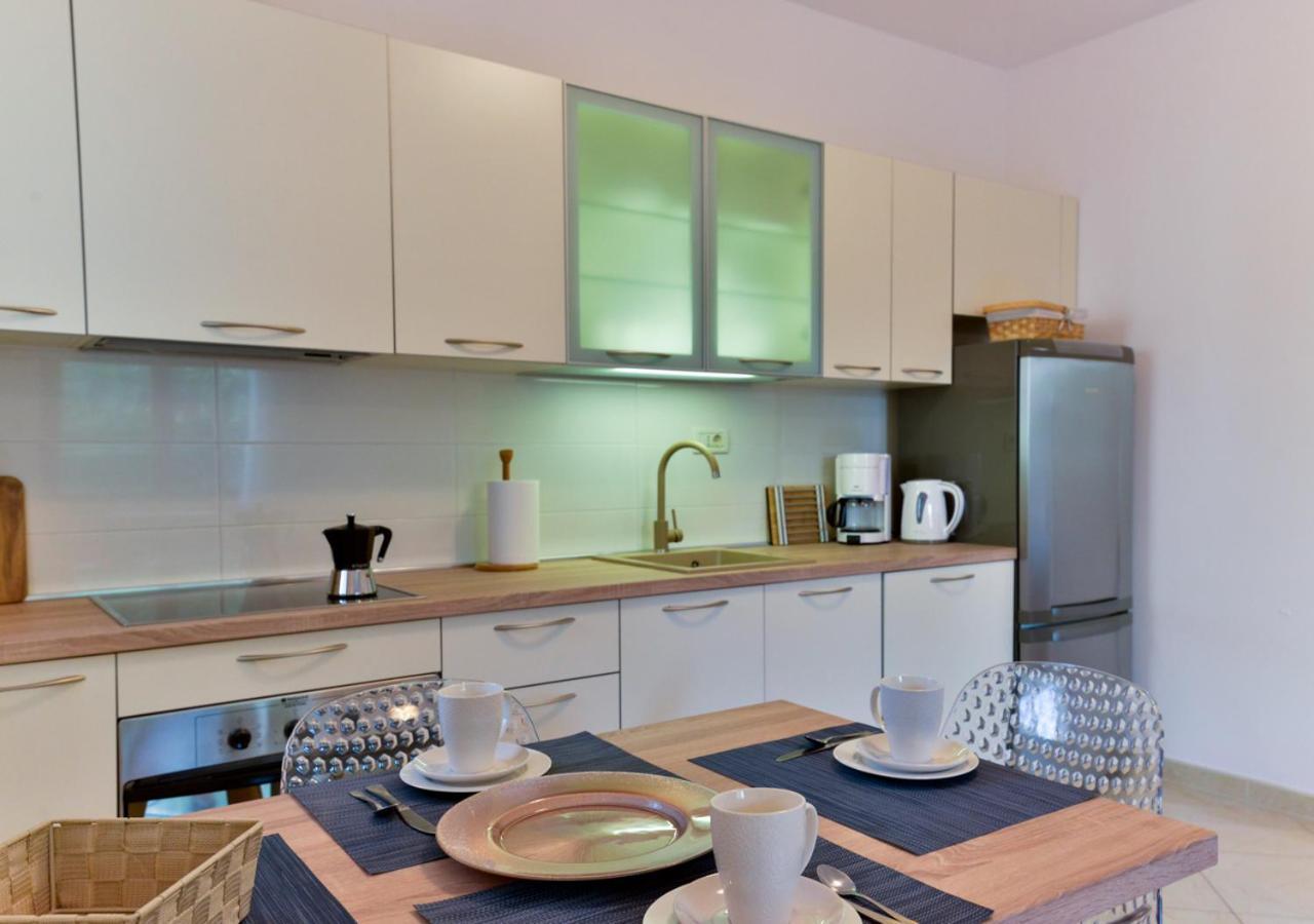 Leona Apartment *